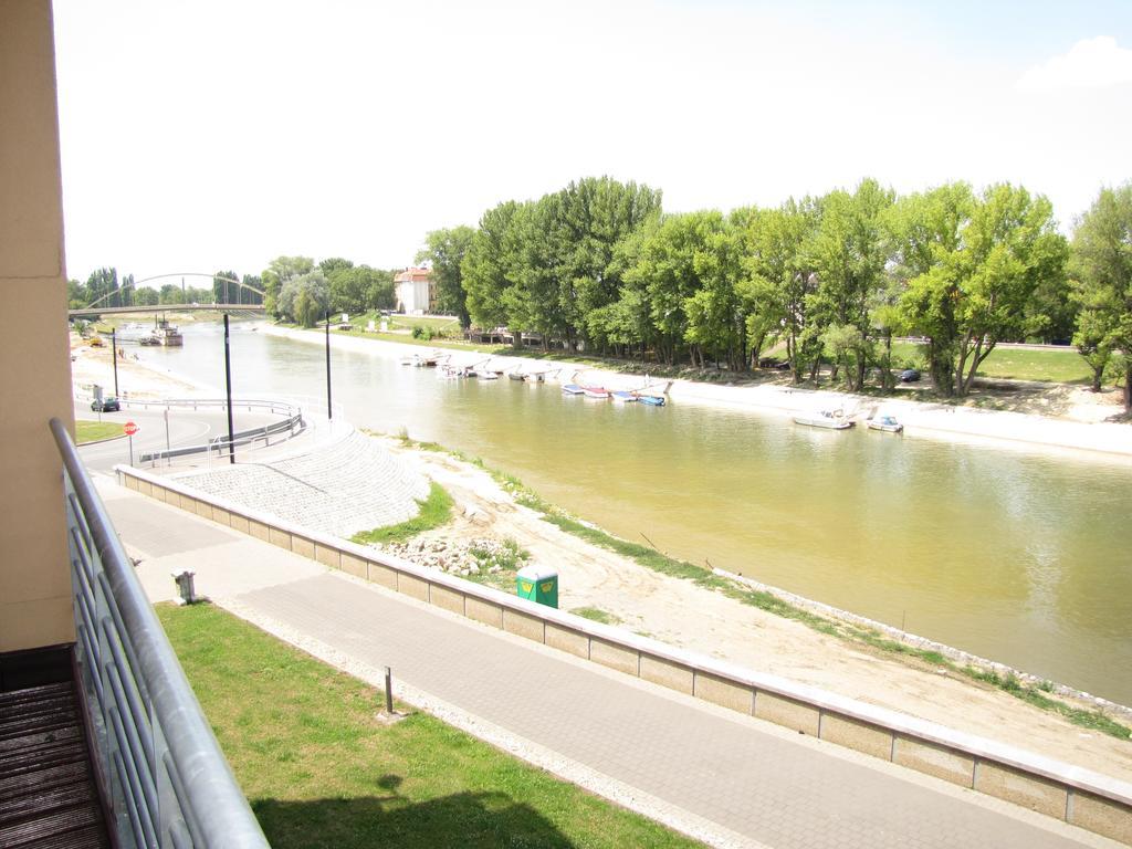 Dunalux Apartman Gyor Room photo